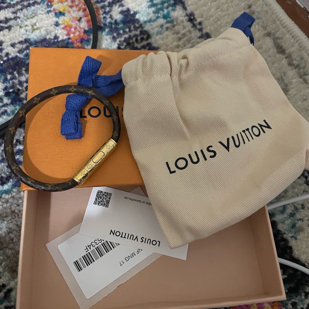I’m selling my LV bracelet cause it’s to tight for my wrist and it’s brand new